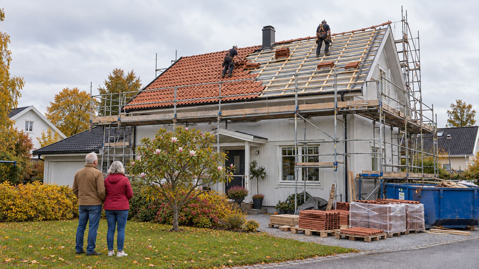 KI-generierte Illustration: Handwerker decken ein neues Dach, während die Hauseigentümer aus dem Garten zusehen
